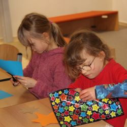 Zwei Kinder Sitzen an einem Tisch und Basteln.