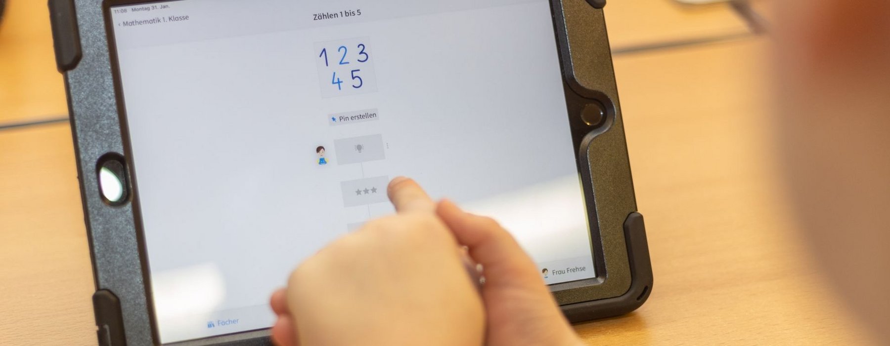 Kinder üben Matheaufgaben an Lerntablets