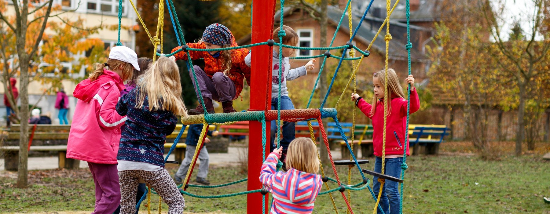 Kinder spielen auf einem Spielplatz