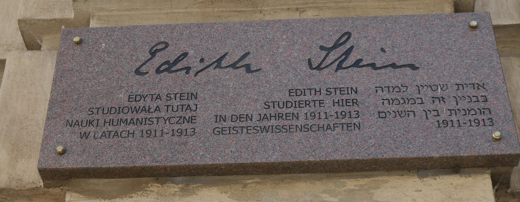 Eine Steintaffel mit Kern datten zu Edith Stein dort steht "" Edith Stein Studierte hier in den Jahren 1911 - 1913 Geisteswissenschaften" dies ist in drei Sprachen Geschrieben.