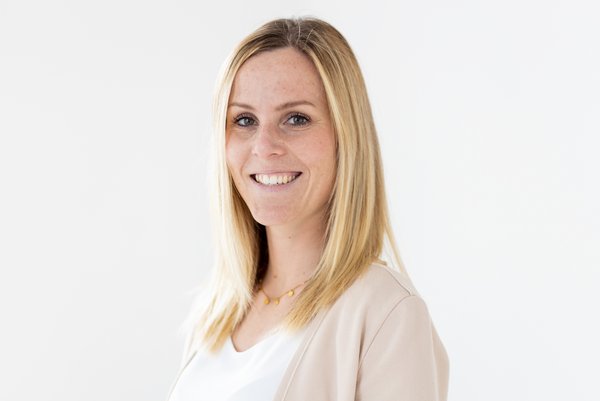 Mitarbeiterin Frau Susann Ledwa ist eine Blondhaarige Weiße frau Mittlerin alters