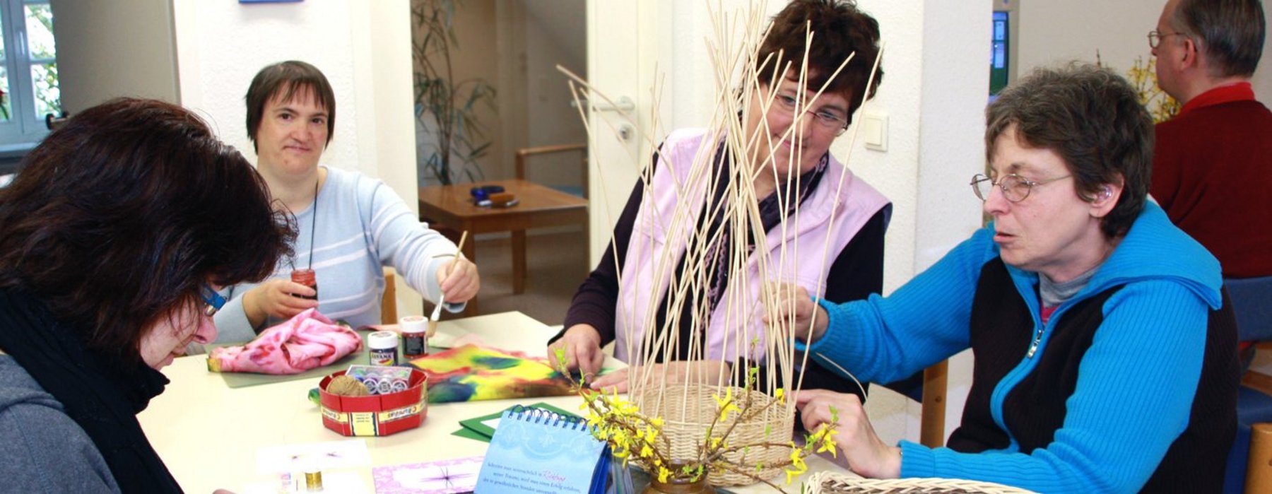 Eine Gruppe Webt Weidenkörbe.