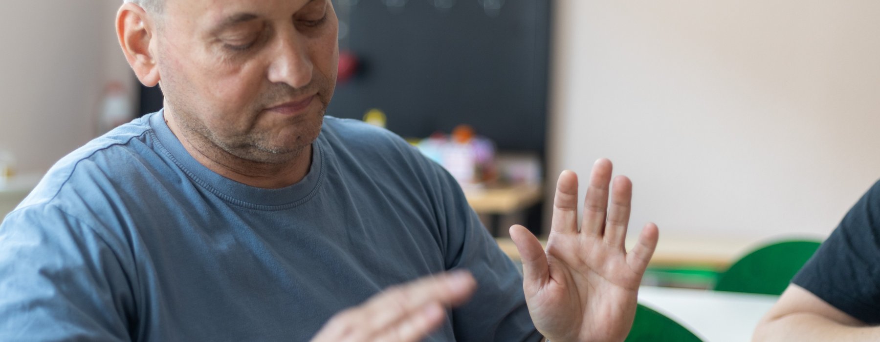 Eine Person spielt eine Trommel.